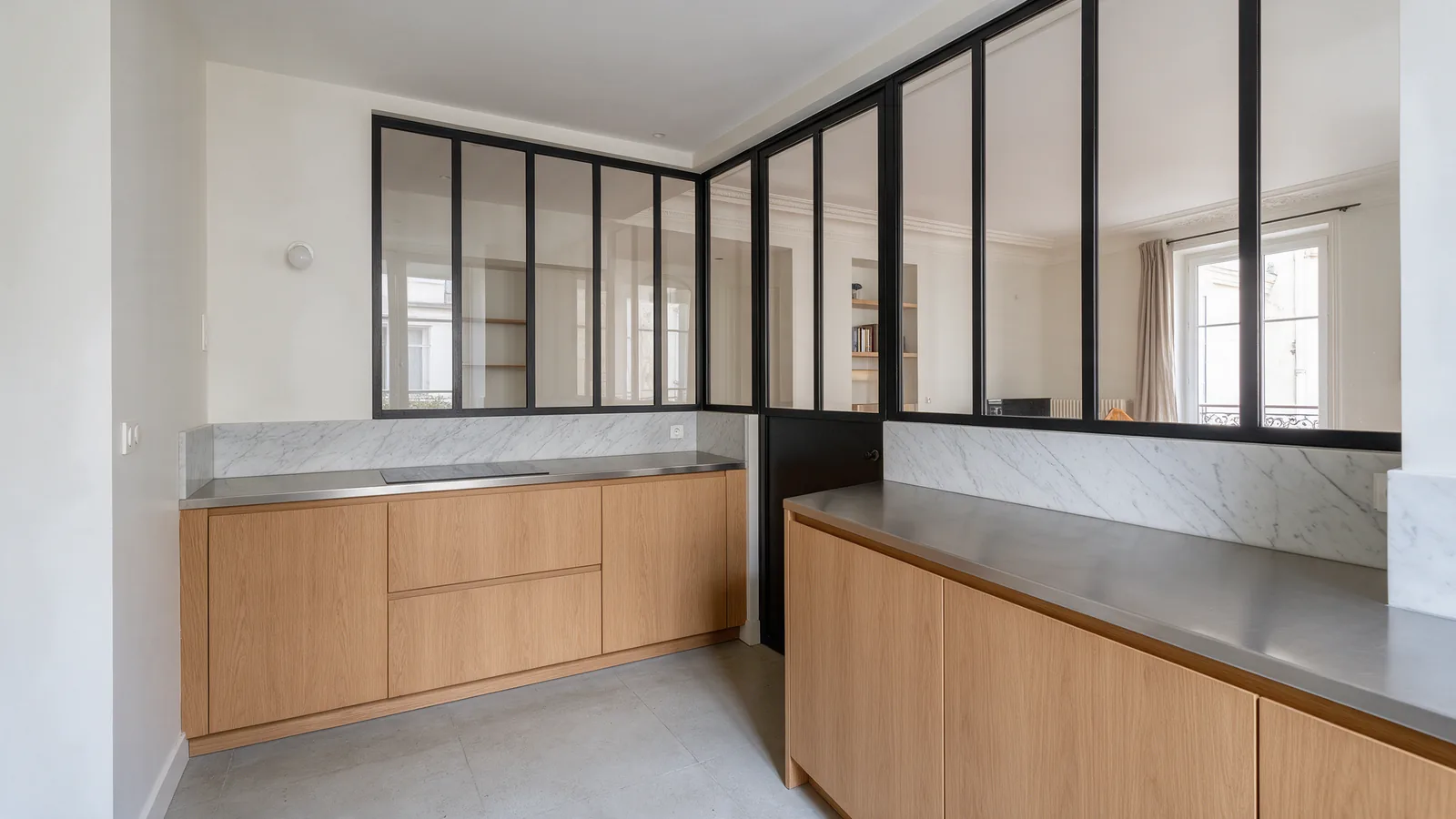 Cuisine ouverte avec verrière d'atelier en acier noir